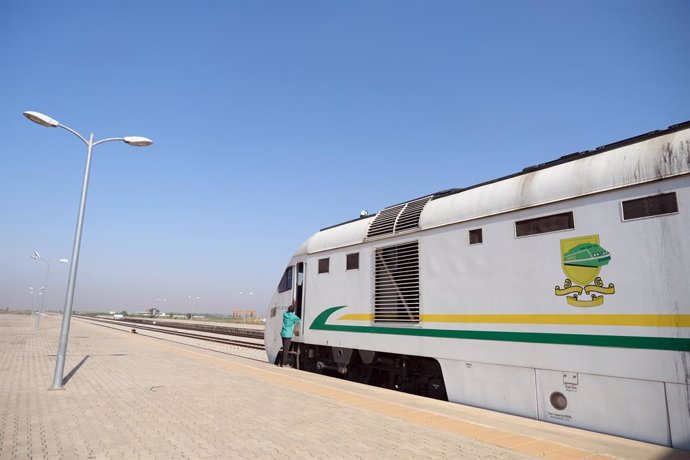 Archivo - Un tren detenido en una estación en la capital de Nigeria, Abuya