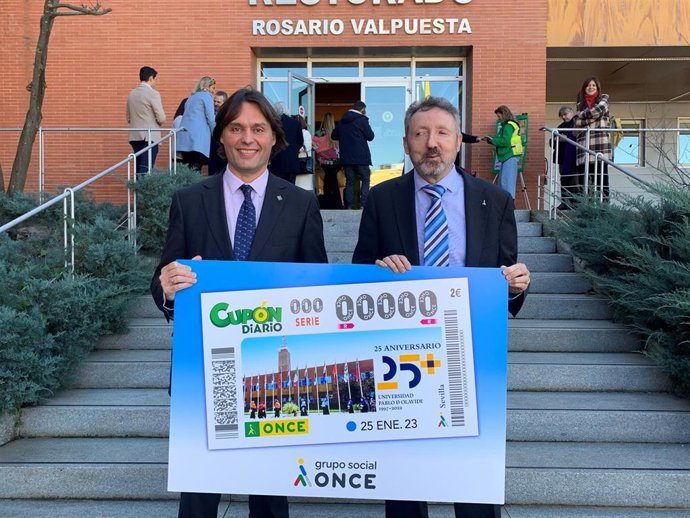 El rector de la Universidad Pablo de Olavide (UPO), Francisco Oliva, y el delegado territorial de la ONCE en Andalucía, Ceuta y Melilla, Cristóbal Martínez.