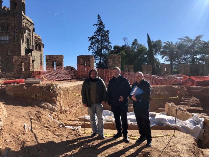 El coordinador del proyecto, Ivan Salvadó; el rector de la UAO CEU, Rafael Rodríguez-Ponga; y el coordinador del departamento de Patrimonio y Obras de la Fundación Universitaria San Pablo, Miguel Ángel Arredondo, visitando el hallazgo.