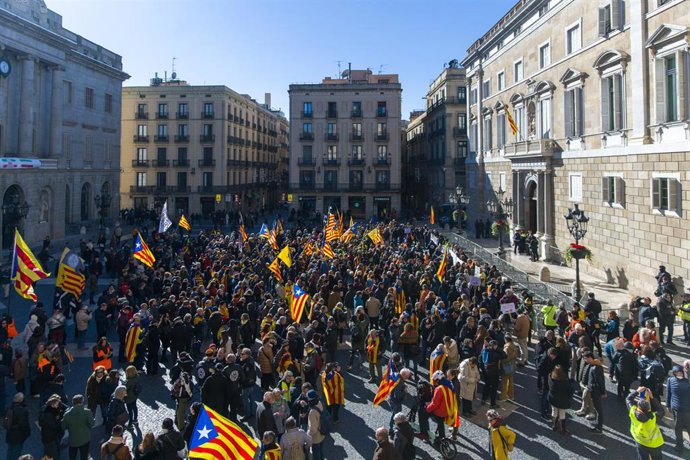 Los manifestantes contra la Cumbre Hispano-Francesa acaban la protesta en la plaza Sant Jaume de Barcelona