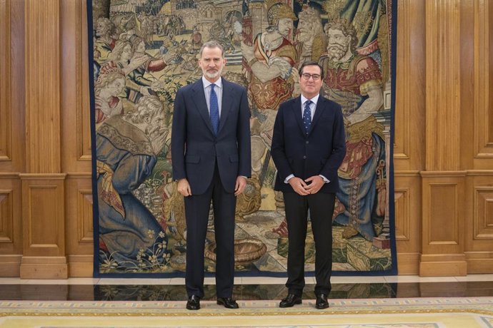 El Rey Felipe VI (i) y el presidente de la CEOE, Antonio Garamendi (d), posan en el Palacio de la Zarzuela, a 19 de enero de 2023, en Madrid (España). Garamendi fue reelegido para un nuevo mandato de cuatro años por la Asamblea Electoral de la Confedera
