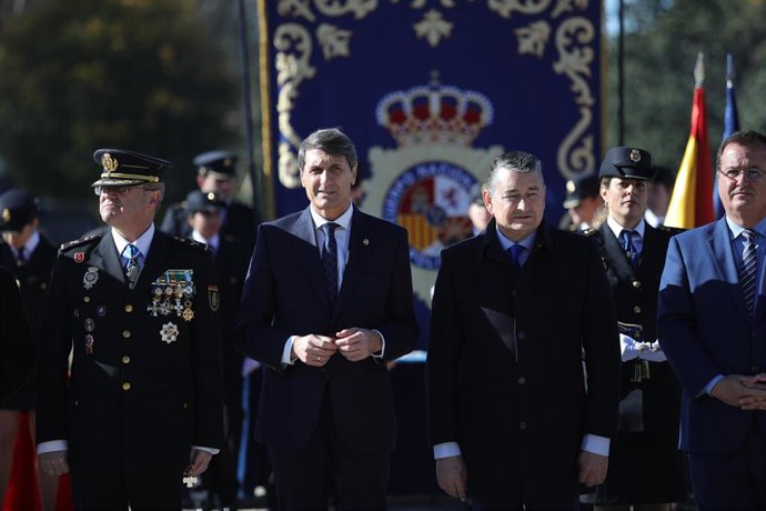 El delegado de Gobierno en Andalucía, Pedro Fernández; y el consejero de la Presidencia, Antonio Sanz, en el acto institucional con motivo del 199 aniversario de la creación de la Policía General del Reino