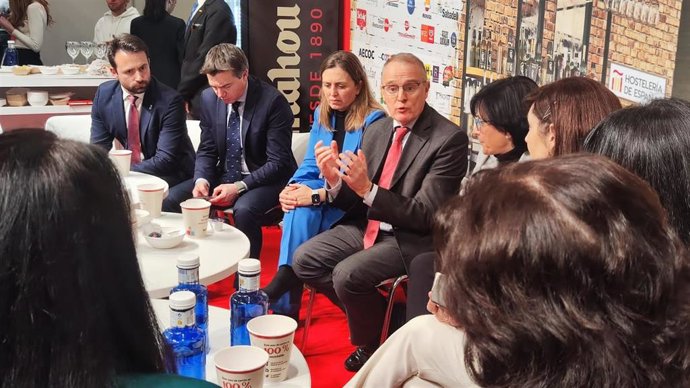 El candidato del PP a la presidencia del Principado, Diego Canga, junto a la presidenta de FADE, María Calvo, al presidente de Otea, José Luis Álvarez Almeida y responsables del PP de Asturias.
