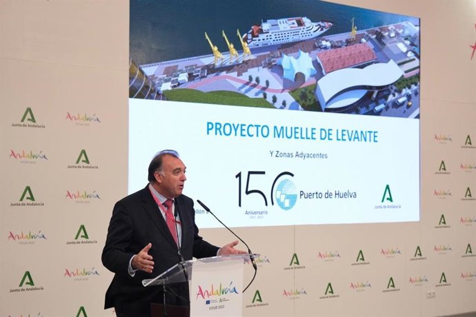 El consejero de Turismo, Cultura y Deporte, Arturo Bernal, durante la presentación de la remodelación del Muelle de Levante del Puerto de Huelva en Fitur.