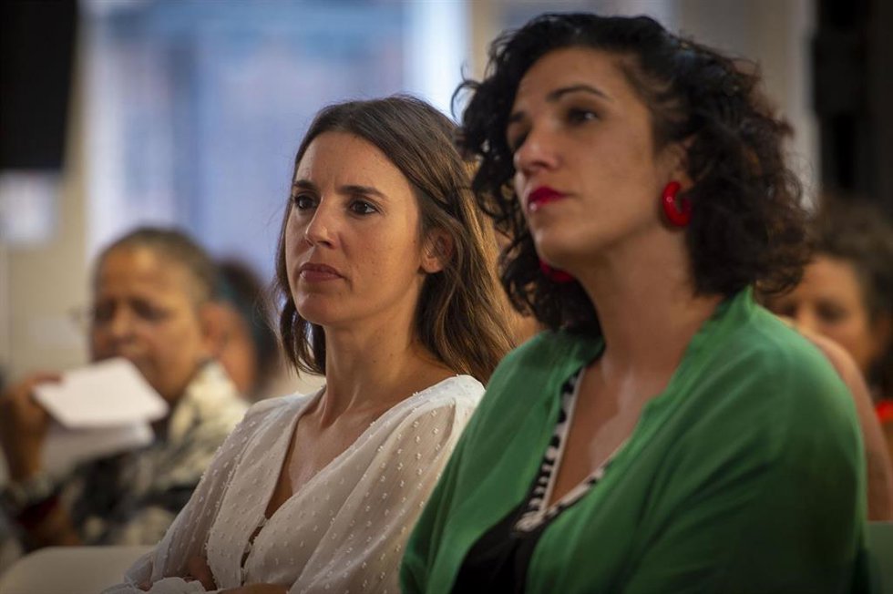 Archivo - La ministra de Igualdad, Irene Montero y la directora del Instituto de las Mujeres, Toni Morillas