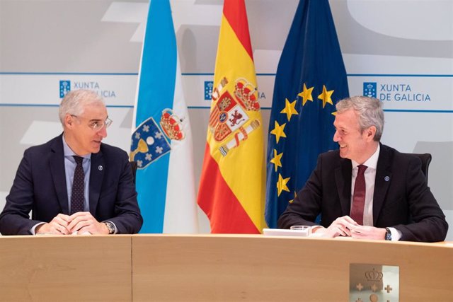 El titular de la Xunta, Alfonso Rueda, junto al vicepresidente primero, Francisco Conde, en la reunión del Consello de la Xunta
