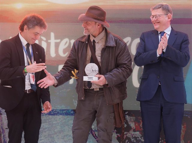 El presidente de la Generalitat valenciana, Ximo Puig (1d), y el ganador José Jaco (c), en la segunda jornada de la Feria Internacional de Turismo (Fitur), Fitur 2023, en IFEMA Madrid