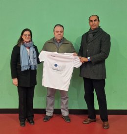 La vicesecretaria de Educación del PP de Sevilla, Gloria Guillén, tras mantener una reunión con el presidente de la Asociación de Clubes de Élite de Sevilla, Juan José Mora González, y el secretario de Deportes del PP provincial, Foad Buchta.