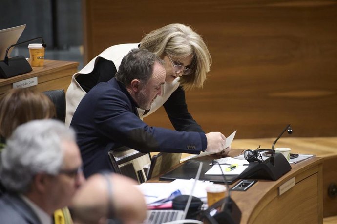 Los parlamentarios de Navarra Suma Javier Esparza e Isabel Olave conversan durante el pleno del Parlamento foral.