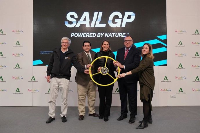 Bernal presentando en Fitur la próxima edición de la Sail GP en Cádiz.
