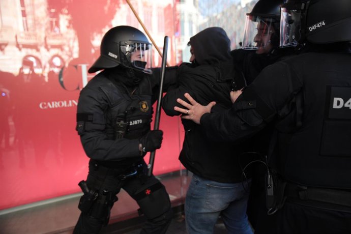 Crregues policials dels Mossos a la ronda Sant Pere 