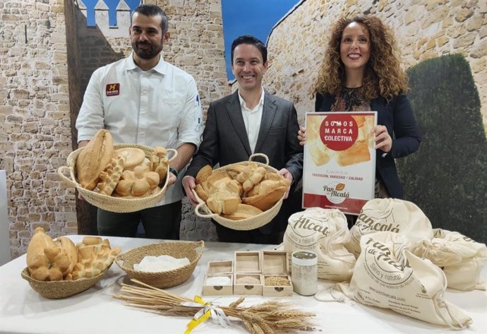 La delegada de Turismo y Juventud, Rosa Carro, en Fitur presentando la industria panadera.