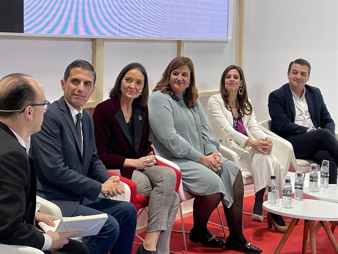 La alcaldesa y la ministra de Turismo durante la mesa redonda en Fitur.