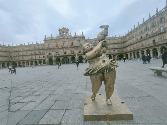Plaza Mayor de Salamanca, que durante estas semanas luce una escultura del artista Xu Hongfei