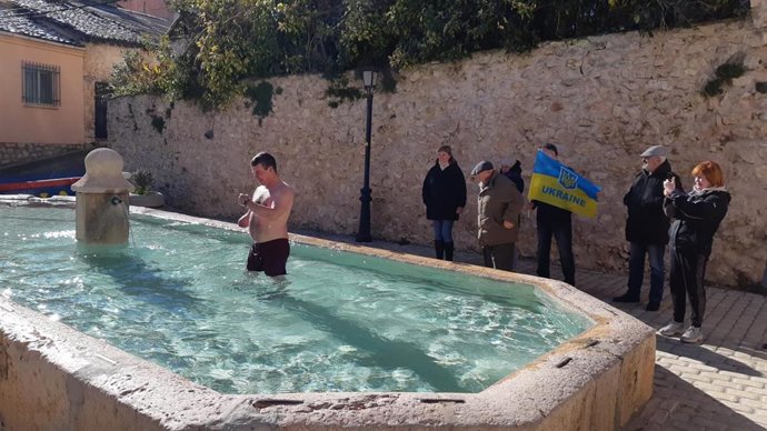 La 'Fuente Nueva' de Horche acogió los baños ortodoxos típicos en Ucrania.