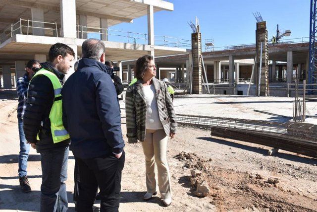 La consejera de Salud visita las obras del Hospital de Roquetas de Mar (Almería).