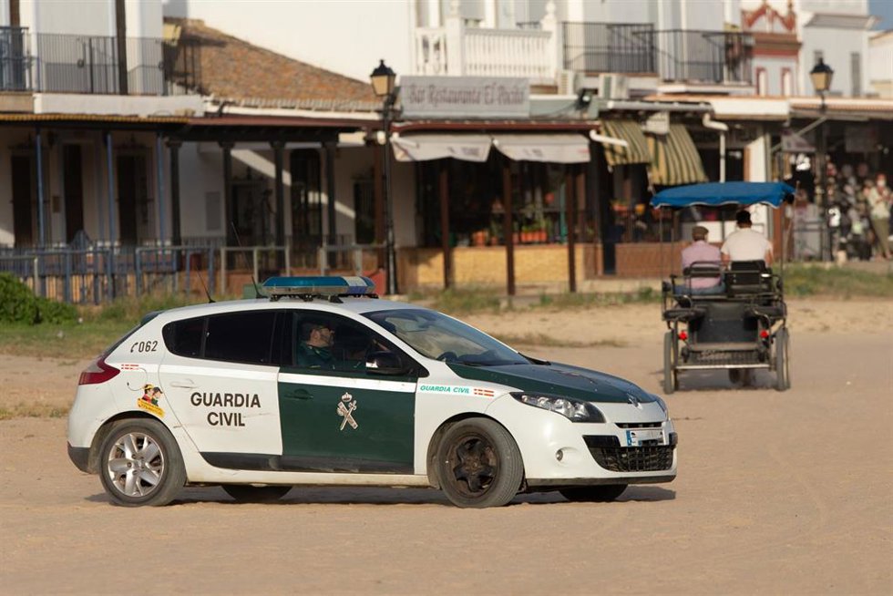 Archivo - La Guardia Civil vigila la seguridad en la aldea de El Rocío en una imagen de archivo.