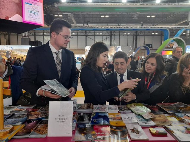Visita de Rosa Ana Morillo al stand de la Diputación de Jaén en Fitur