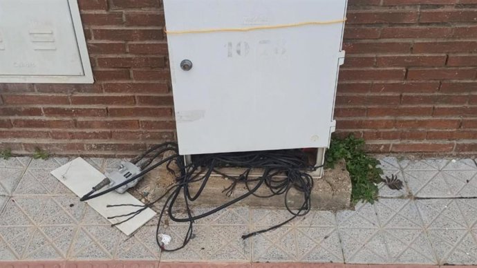 Cables fuera de una caja de registro de la luz en el barrio del Territorio.