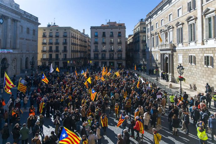 Els manifestants contra la Cimera Hispano-Francesa a la plaa Sant Jaume