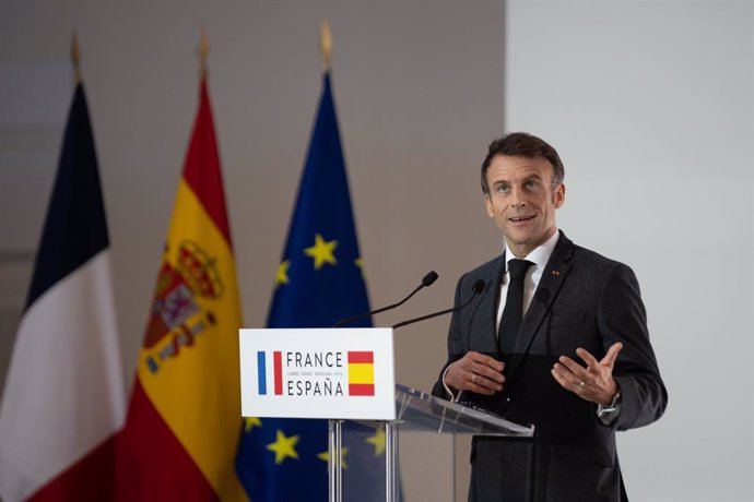 El presidente de Francia, Emmanuel Macron, comparece tras la firma de un Tratado de Amistad entre España y Francia, durante la XXVII Cumbre Hispano-Francesa, en el Museo Nacional de Arte de Cataluña (MNAC), sede de la Cumbre, a 19 de enero de 2023, en B