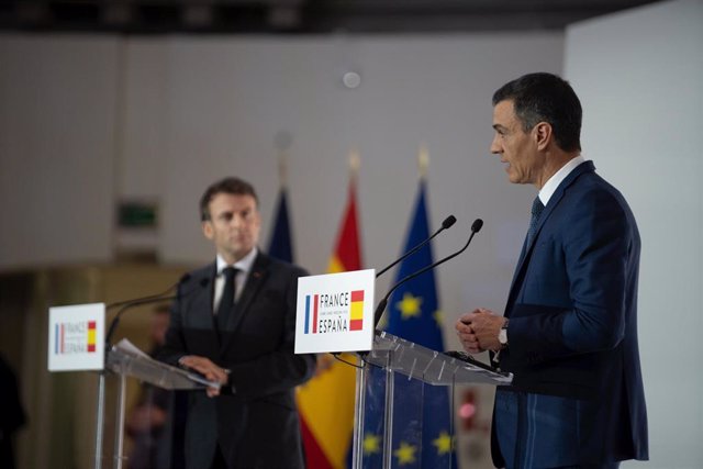 El presidente de Francia, Emmanuel Macron (i) y el presidente del Gobierno, Pedro Sánchez (d),