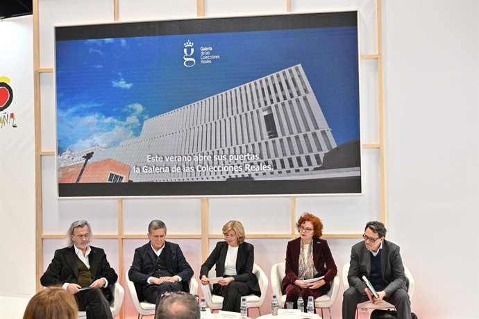 De izq a dcha: Fernando Beltrán, nombrador de la Galería; Emilio Tuñón, arquitecto del edificio; Ana de la Cueva, presidenta de Patrimonio Nacional; Leticia Ruiz, directora de las Colecciones Reales; y Manuel Estrada, diseñador del logotipo.