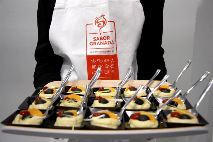 La Diputación de Granada, que gestiona la marca 'Sabor Granada', ha presentado en Fitur una nueva Guía Gastronómica.