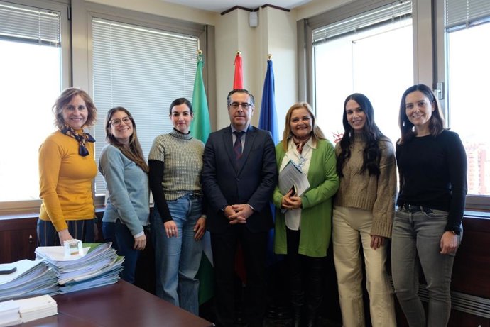 El delegado de Desarrollo Educativo y Formación Profesional, y de Universidad, Investigación e Innovación, Miguel Briones, recibe a cuatro nuevas trabajadoras que se unen a la plantilla del Equipo Técnico Provincial para la Orientación Ed