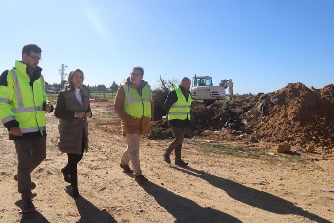La alcaldesa de Alcalá de Guadaíra, Ana Isabel Jiménez, ha visitado este jueves las obras de esta infraestructura que une las carreteras de Dos Hermanas y Utrera.