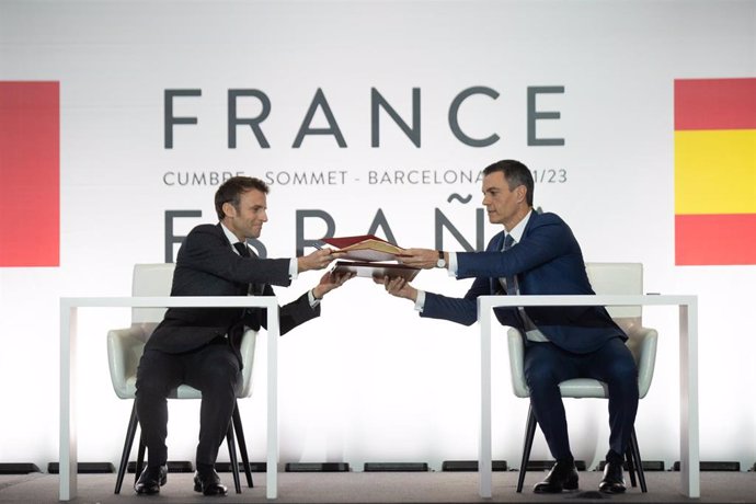 El presidente de Francia, Emmanuel Macron (i) y el presidente del Gobierno, Pedro Sánchez (d), durante la firma de un Tratado de Amistad entre sus respectivos países, durante la XXVII Cumbre Hispano-Francesa, en Barcelona.