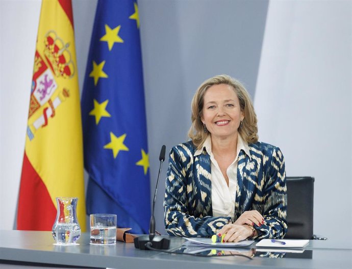 La vicepresidenta primera y ministra de Asuntos Económicos y Transformación Digital, Nadia Calviño, durante una rueda de prensa posterior al Consejo de Ministros, a 17 de enero de 2023, en Madrid (España). El Gobierno ha aprobado hoy la ley de servicios