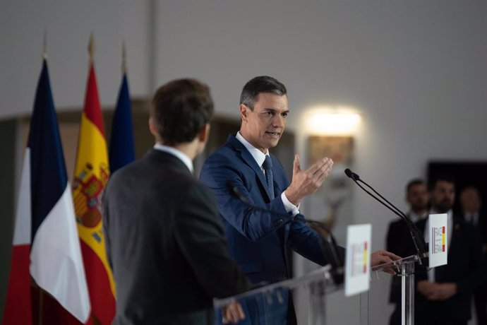 El presidente de Francia, Emmanuel Macron (i) y el presidente del Gobierno, Pedro Sánchez (d), comparecen tras la firma de un Tratado de Amistad entre sus respectivos países, durante la XXVII Cumbre Hispano-Francesa