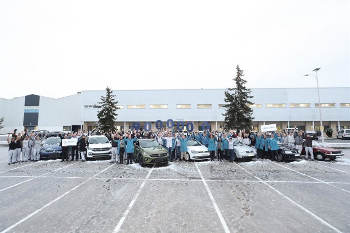 El coche 9 millones de Volkswagen Navarra, un Taigo, junto con los otros modelos Volkswagen fabricados en Landaben en la zona de oficinas