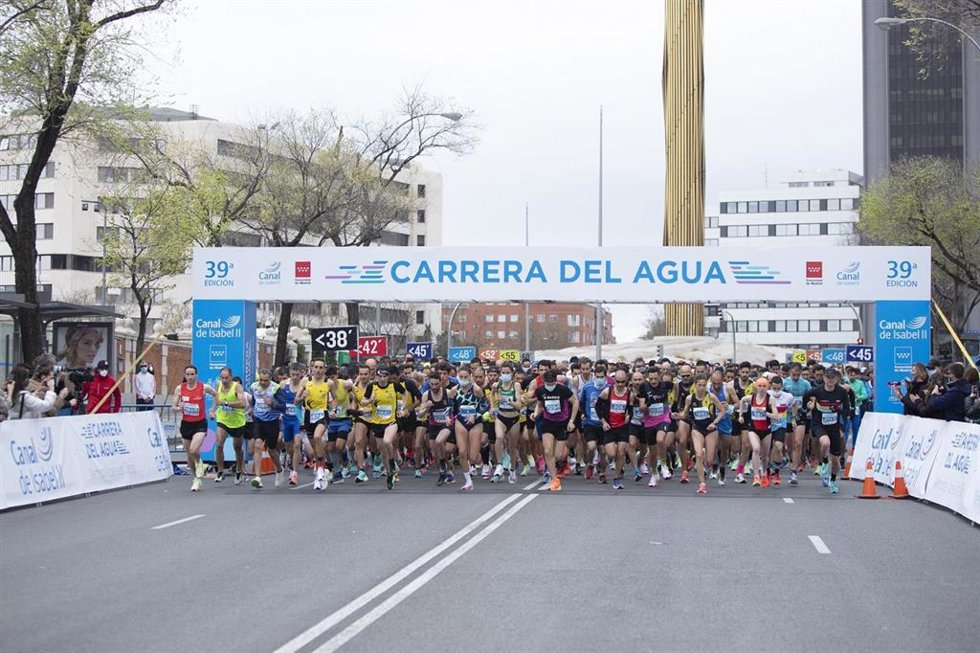Archivo - Salida de la Carrera del Agua de Canal de Isabel II en 2022.