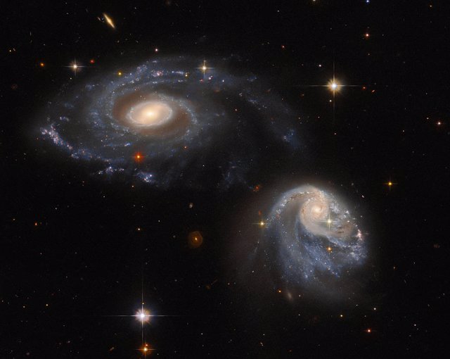 Hubble observa un par de galaxias en interacción