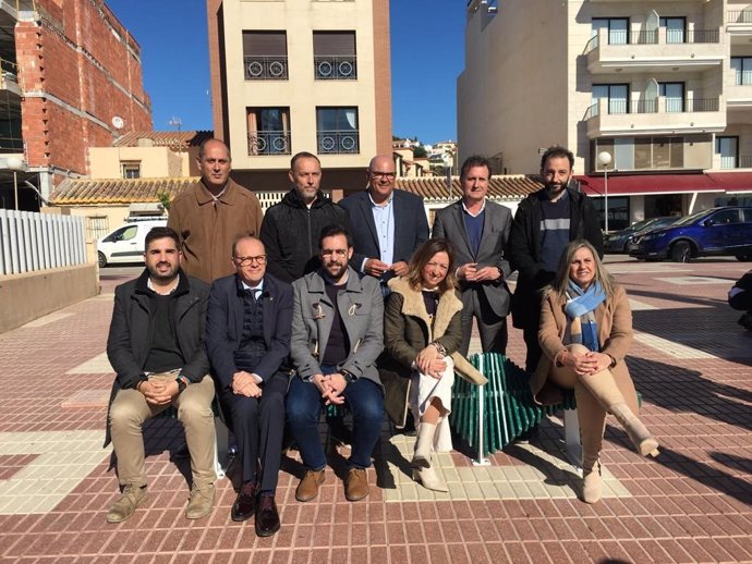 La delegada del Gobierno andaluz en Málaga, Patricia Navarro, participa en la entrega del banco elaborado con residuos marinos a través del proyecto de Mares Circulares de Coca Cola