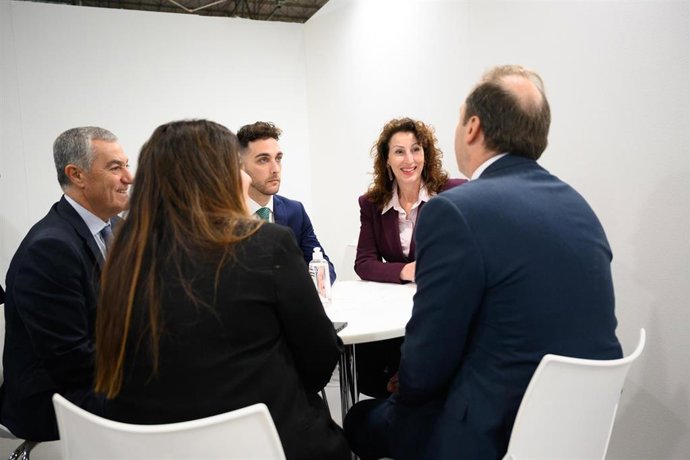 La alcaldesa de Almería renueva con Movelia su convenio para facilitar la llegada de viajeros en bus.