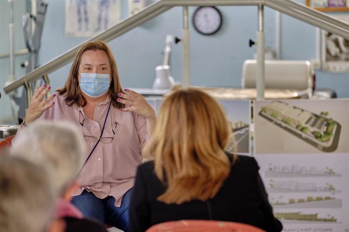 La consejera de Acción Social del Cabildo de Tenerife, Marian Franquet, expone el proyecto del nuevo CAMP La Cuesta