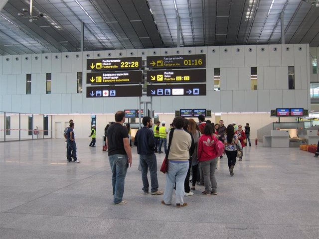 Archivo - Cola de pasajeros para facturar en la terminal de Lavacolla, en Santiago de Compostela.