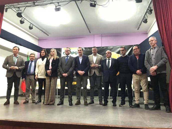 Participantes en la jornada de la Patata de El Carpio, en la que han estado el consejero de Agricultura, Ganadería y Desarrollo Rural de la Junta, Gerardo Dueñas, y el presidente de la Diputación de Valladolid, Conrado Íscar, entre otros.