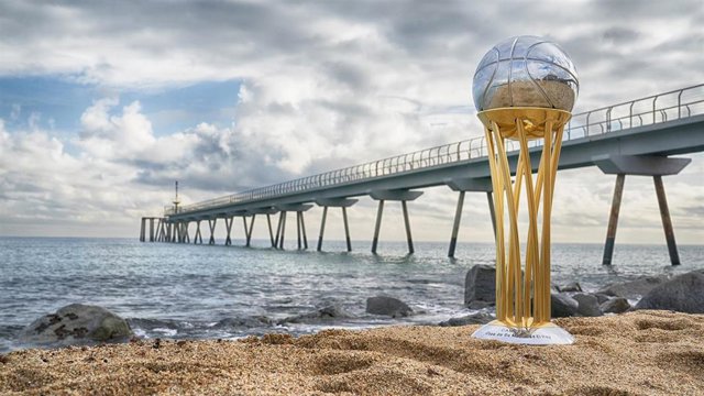 El trofeo de la Copa del Rey de baloncesto en la costa de Badalona