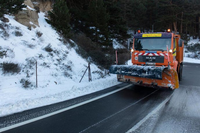 Una máquina quitanieves apartando la nieve en la carretera de acceso al Puerto de Navacerrada, a 19 de enero de 2023, en Navacerrada, Madrid (España). La Agencia de Seguridad y Emergencias de la Comunidad de Madrid (ASEM 112) ha activado la situación 0 