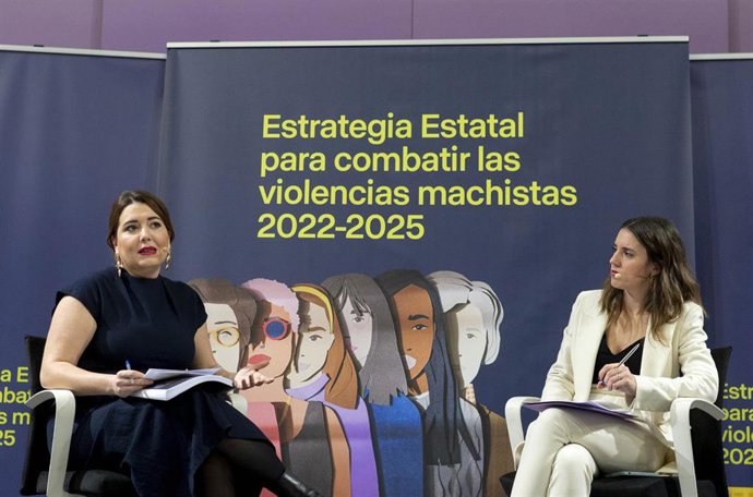 La ministra de Igualdad, Irene Montero (d), y la secretaria de Estado de Igualdad y contra la Violencia de Género, Ángela Rodríguez Pam (i), conversan en la presentación de la Estrategia Estatal para combatir las Violencias Machistas 2022-2025, en el Mi
