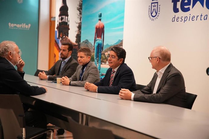 El presidente del Cabildo de Tenerife, Pedro Martín, en una reunión con el presidente de Tropical Hoteles, Ignacio Polanco, para abordar el inicio de las obras de reforma del Hotel Taoro