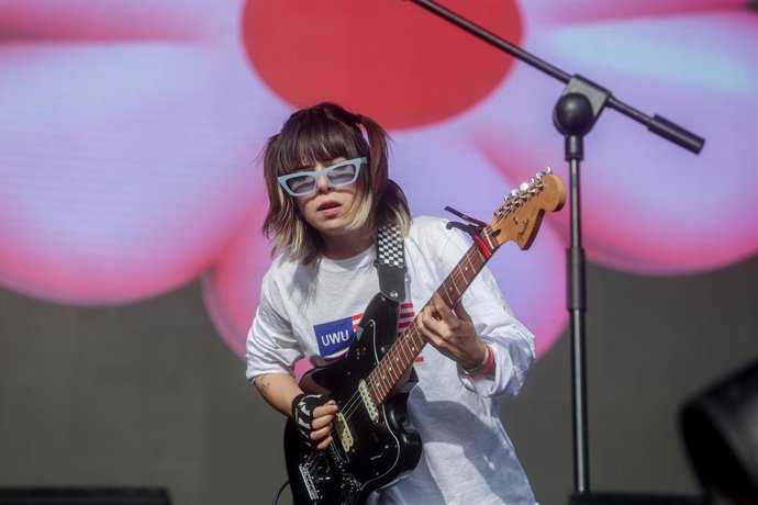 Archivo - La guitarrista Paola Rivero del grupo de música Cariño en una actuación