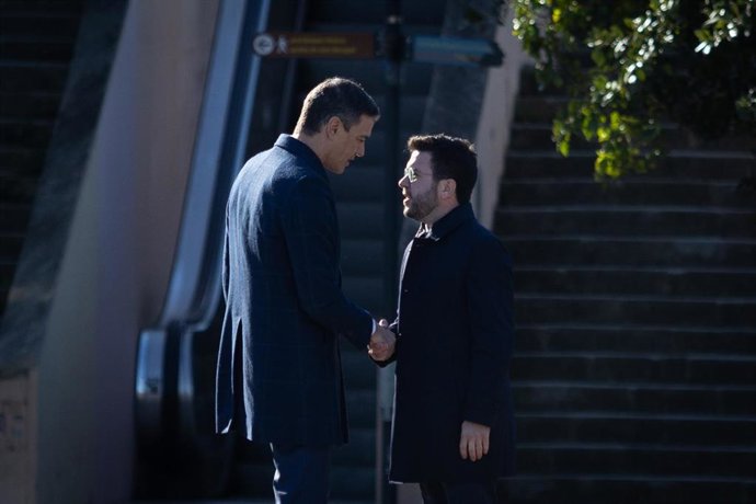 El presidente del Gobierno, Pedro Sánchez (i) y el presidente de la Generalitat, Pere Aragons (d), se saludan a su llegada a la XXVII Cumbre Hispano-Francesa,