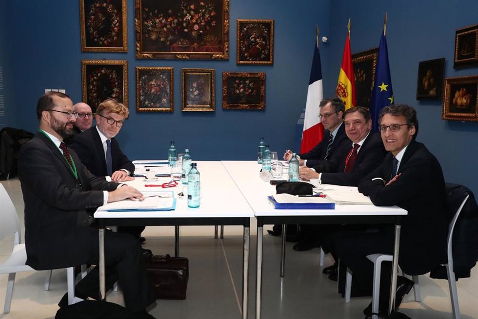El ministro de Agricultura, Pesca y Alimentación de España, Luis Planas, y el de Agricultura y de la Soberanía Alimentaria de Francia, Marc Fesneau en la cumbre entre España y Francia en Barcelona.