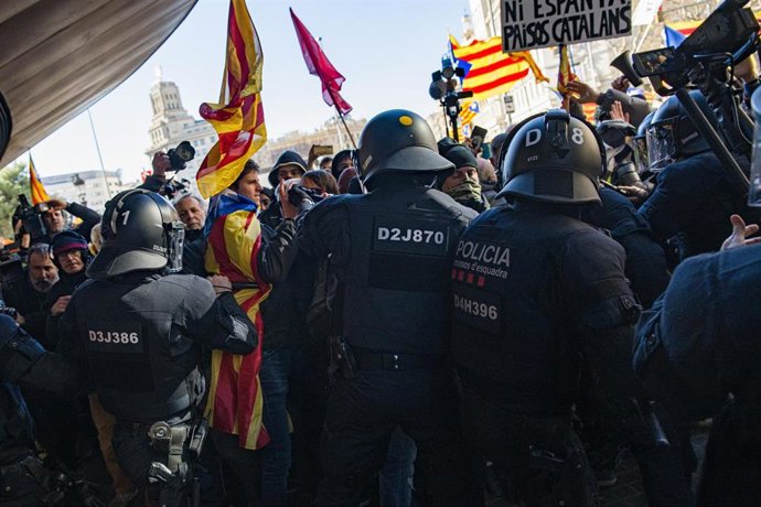 Cargas policiales de los Mossos d'Esquadra en la ronda  Sant Pere después de que la manifestación haya partido del consulado francés, a 19 de enero de 2023, en Barcelona, Catalunya (España). Esta segunda marcha convocada por los CDR (Comités de Defensa 