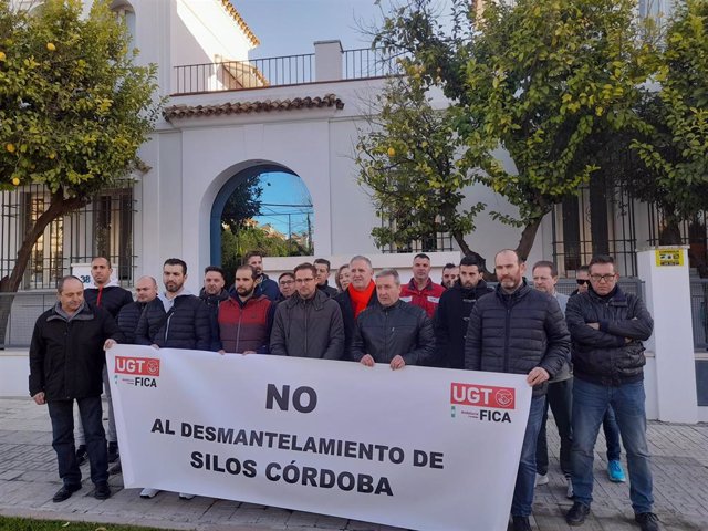 Concentración del comité de empresa de Silos Córdoba para reclamar una salida para la empresa y sus empleos.